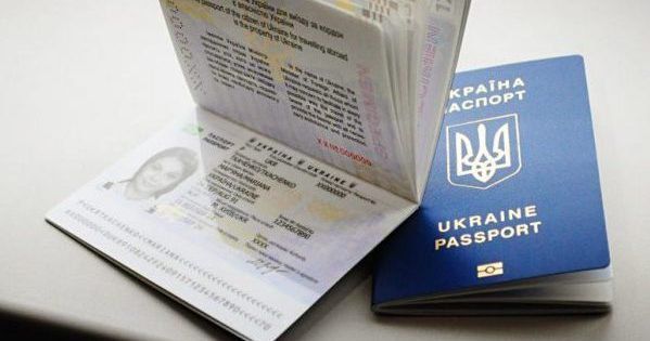 Багато українців не поспішають забирати готові біометричні паспорти. Документи зберігаються в міграційній службі рік від дати оформлення.