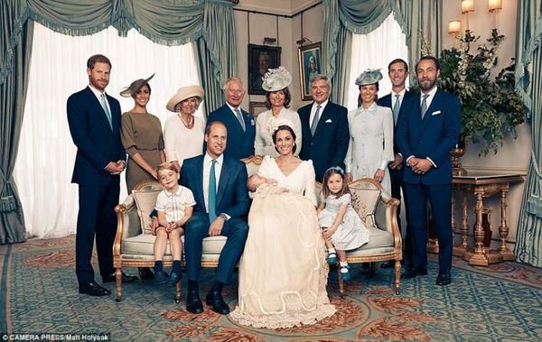 Щасливий принц Луї і його мама! Королівська сім'я поділилася новими знімками з хрещення малюка. "Герцог і герцогиня Кембриджські сподіваються, що всі насолоджуватимуться цими фотографіями принца Луї, так само, як і вони". З таким посланням Кенсінгтонський палац опублікував серію знімків.