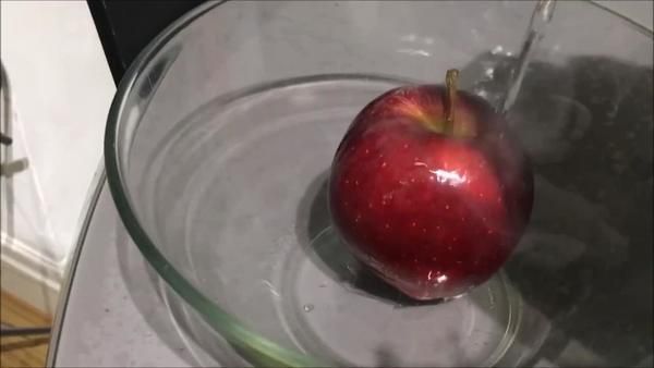 Перед тим, як їх їсти, перевірте яблука під гарячою водою. Ось що це за наліт. Будьте  обережні.
