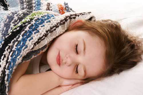 Як швидко і легко вкласти дитину спати: корисні поради. Чому діти так не хочуть лягати спати? Тому що вони звикли бути поруч з мамою, а сон їх розділяє, і вони не відчувають себе в безпеці. Але з цим можна впоратися. Читай, щоб дізнатися, як вкласти дитину спати.