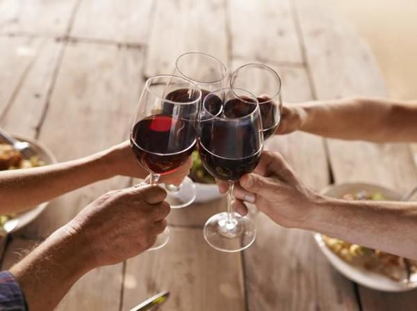 4 причини скрасити літній вечір келихом вина. Ми довго шукали і нарешті знайшли для вас чотири науково обґрунтованих причини випити келих вина після роботи. Не дякуйте.