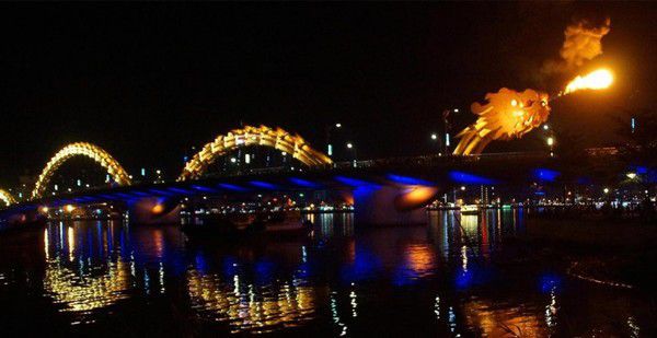 Гігантські руки нового мосту в Дананге, В'єтнам. Вздовж мосту висаджені квіти.