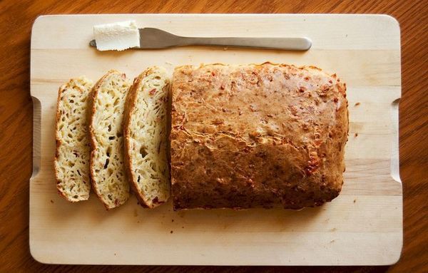 Рум'яний і м'який сирний хліб - домашній рецепт без замісу. Приготувати домашній сирний хліб можна, майже не витрачаючи сил на замішування тіста.