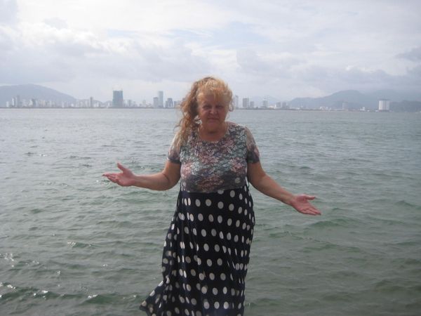 60-річна жінка вже 8 місяців подорожує по Азії і додому не збирається!. Ось уже майже рік пенсіонерка займається подорожами по Азії.