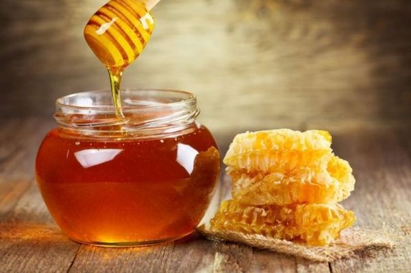 Дієтолог розповіла про головні корисні властивості меду. Літо неможливо уявити без свіжого меду.