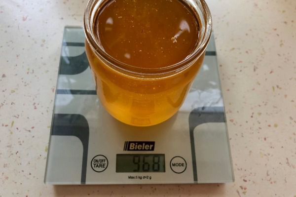 як можна визначити якість меду найпростішим способом прямо на ринку або в магазині