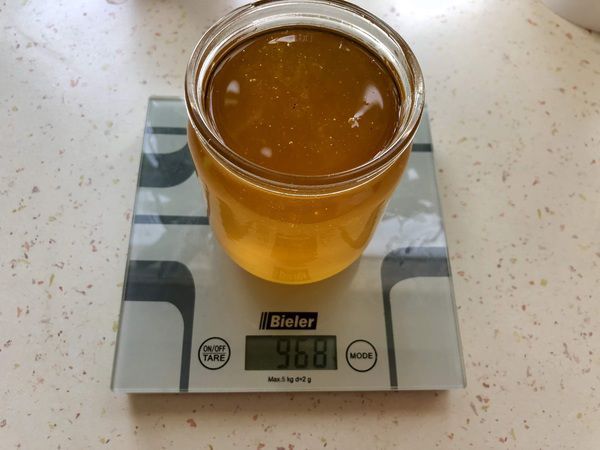 Як можна визначити якість меду найпростішим способом прямо на ринку або в магазині. Скільки меду в літровій банці.