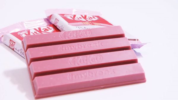 Хороші новини для ласунів. В Україні з'явився рожевий KitKat.