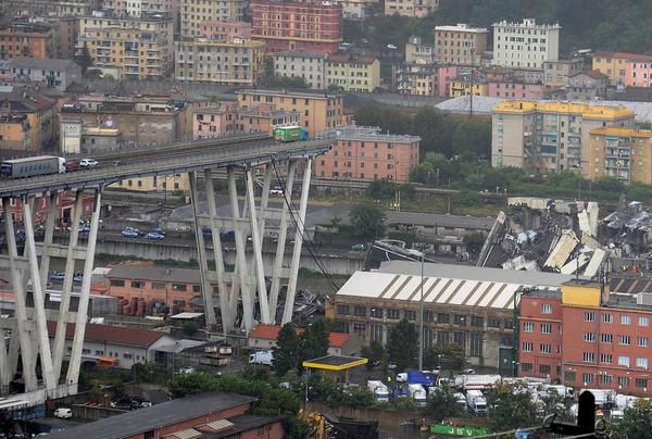 Обвал мосту в Генуї: Місто перейшло на режим надзвичайного стану. За даними влади, міст, який обвалився, являє загрозу для життя людей, які живуть біля нього.