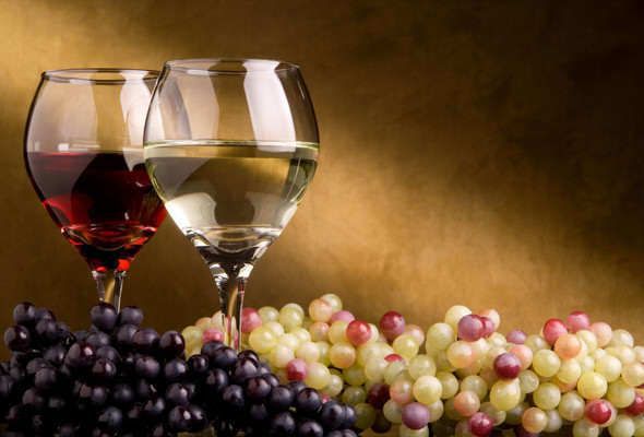 12 лайфхаків для любителів вина. Як стати сомельє та в яких келихах подавати вино?
