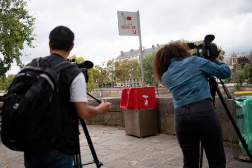 У Парижі поставили повністю відкриті пісуари для туристів! Жителі обурені. Реакція на них досить неоднозначна.