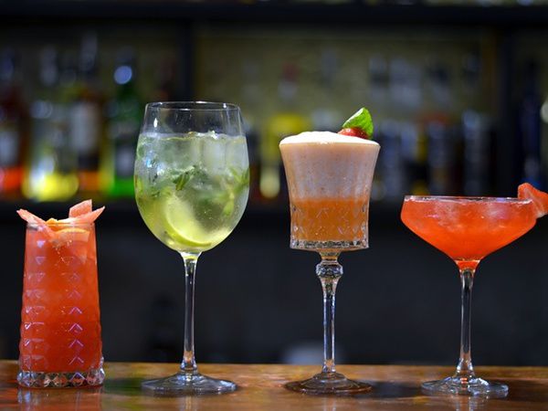 6 коктейлів – без шкоди для фігури та для настрою. Ми пропонуємо вам на вибір 6 коктейлів, які можна пити з чистою совістю – мінімум калорій, максимум задоволення! Головне – вчасно зупинитися.