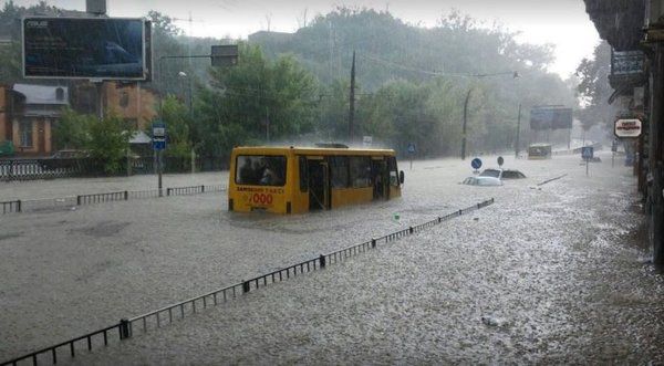 Львів "поплив": рух електротранспорту зупинено. Потужна злива пройшла у Львові, внаслідок чого затопило низку вулиць міста.