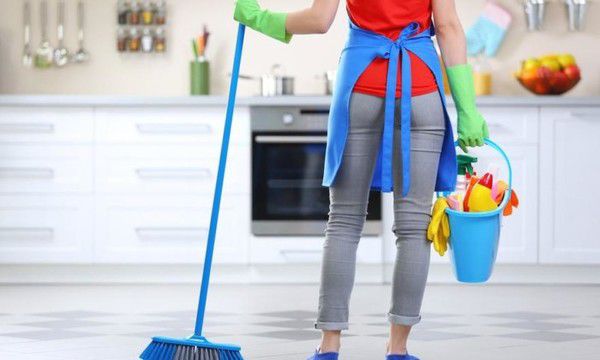 Як впоратися з домашніми клопотами з допомогою підручних засобів, які є в кожному будинку. Прибирання в будинку стане простішим і без зайвих витрат.