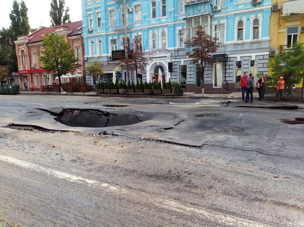 В центрі Києва посеред дороги провалився асфальт після дощу. У Києві на вулиці Антоновича після сильної зливи напередодні провалився асфальт, рух транспорту там поки обмежений.