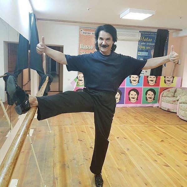 Зібров показав розтяжку на балетному верстаті перед стартом нового сезону "Танців з зірками". Співак Павло Зібров показав, як він готується до нового сезону шоу "Танці з зірками".