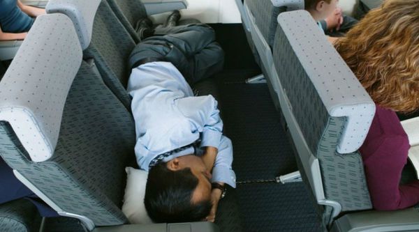 Як правильно спати в літаку: поради, які допоможуть реально відпочити. Переліт не обов'язково повинен бути стресом.