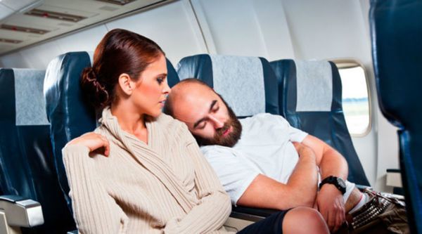Як правильно спати в літаку: поради, які допоможуть реально відпочити. Переліт не обов'язково повинен бути стресом.