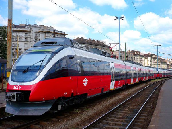 У Мукачеві готуються запустити потяги в Будапешт. Нова платформа буде примикати до колії європейського стандарту - 1435 мм.