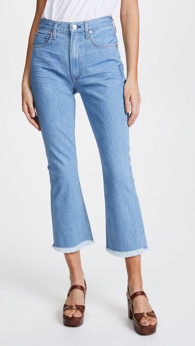 Мода 80-х: 6 пар джинсів кльош, які повернулися в моду. Повернулися з 80-х джинси кльош заполонили гардероби відомих стилістів і найголовніших модниць. Щоб не відставати від тенденцій, вивчи  добірку і купи собі нову пару стильних джинсів.