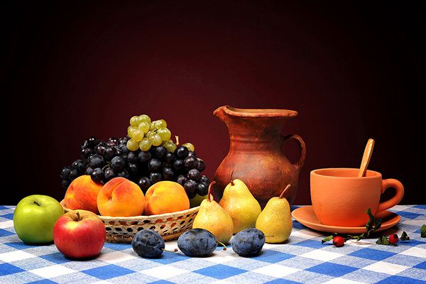 Як правильно зберігати сезонні фрукти і ягоди влітку. Щоб надовго зберегти свіжість і смак зібраного врожаю, зберігання в холодильнику недостатньо. До кожного фрукту потрібен свій підхід.
