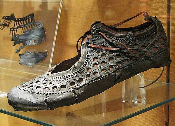 В старому колодязі знайшли взуття часів Стародавнього Риму! Йому 2000 років!. Нічого не змінюється.