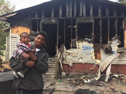 Будинок був охоплений вогнем, але підліток ризикнув своїм життям, щоб врятувати 7-місячну дитину!. Підліток і малюк не отримали жодних травм, і у них навіть не було констатовано отруєння чадним газом.