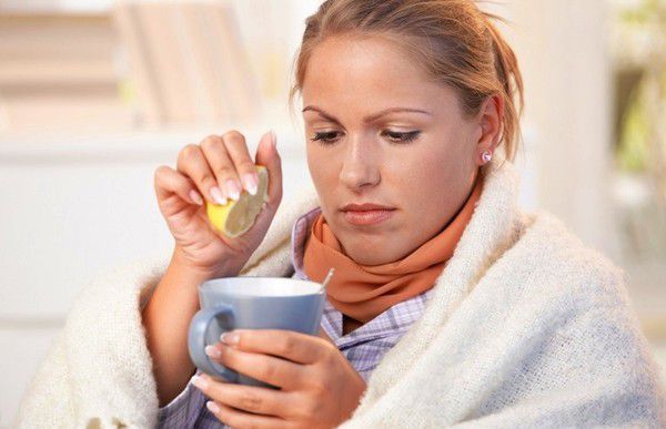 7 міфів про застуду. Не пийте гарячих напоїв, краще трохи зачекайте, щоб чай чи молоко стало теплим.