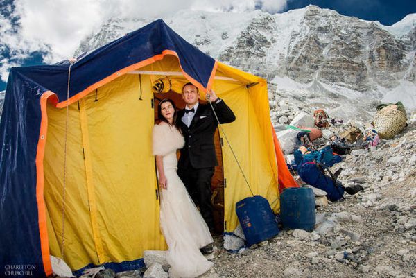 Молодята поділилися яскравими фото з весілля на Евересті. Екстремальне весілля пари  з Каліфорнії.