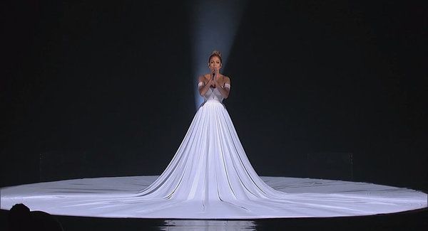 Сукня Дженніфер Лопес виглядала як «звичайна». Але до кінця її номера перетворилася в щось неймовірне!. Лише погляньте на це відео!