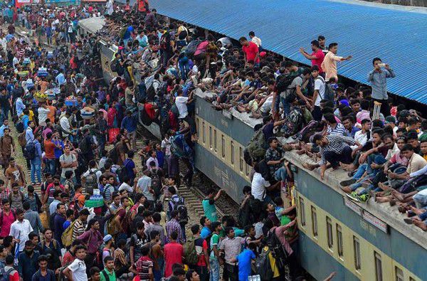 Так виглядає громадський транспорт у Бангладеш під час сезонної міграції. Ці фотографії з величезними масами людей, які обліпили поїзд під час міграції в мусульманське свято Курбан-байрам, змусять вас двічі подумати, перш ніж скаржитись на свою поїздку в громадському транспорті в годину пік.