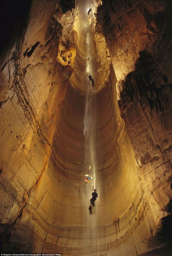 Найглибша печера в світі. Її глибина  2,197 метрів.