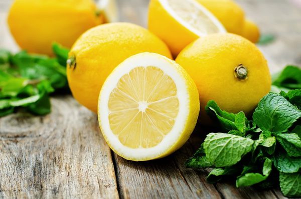 15 прихованих здібностей звичайного лимона. Сфера використання цього цитруса виходить далеко за межі кухні.