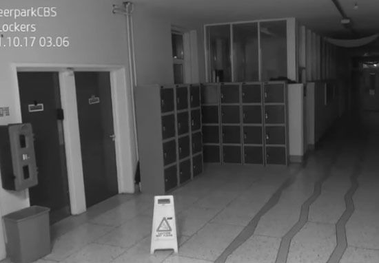 Шкільна камера відеоспостереження зняла страшну «примару». Безлад, зроблений на цьому відео, дійсно є загадкою.