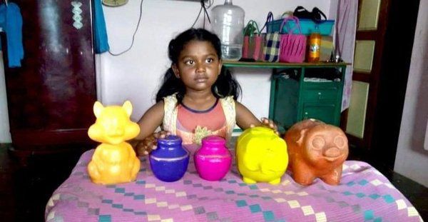 8-річна дівчинка пожертвувала гроші, які збирала півжиття, і отримала несподівану нагороду. Дізнавшись про благодійну пожертву 8-річної дівчинки, Панкаджа вирішив винагородити Анупрію.