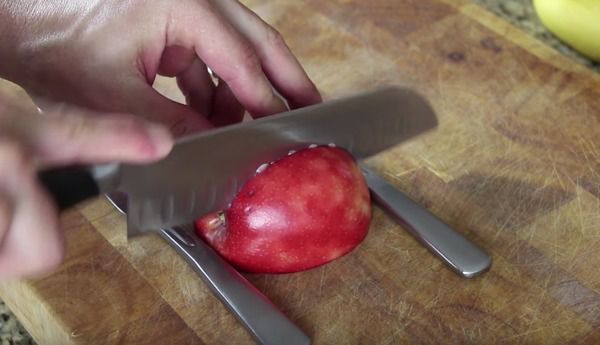Трюк з яблуком, який здивує ваших гостей під час вечері