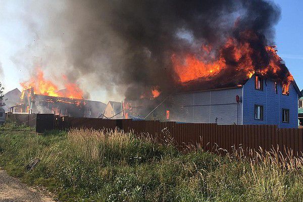 У Підмосков'ї горіло село - вогонь охопив близько десятка дерев'яних будинків. У Московській області вранці у четвер, 23 серпня, загорілася село Алексино Істрінського району.