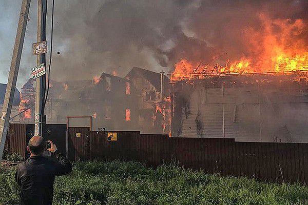 У Підмосков'ї горіло село - вогонь охопив близько десятка дерев'яних будинків. У Московській області вранці у четвер, 23 серпня, загорілася село Алексино Істрінського району.