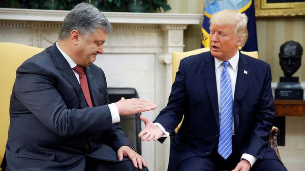 Трамп: США завжди будуть стояти поруч з Україною. Американський лідер Дональд Трамп привітав свого українського колегу Петра Порошенка з Днем незалежності країни.