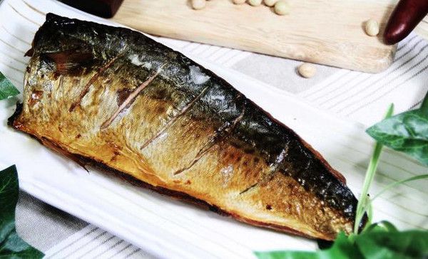Скумбрія за 3 хвилини. Смачна золота рибка без коптильні і хімії!. Цікаві рецепти приготування риби читайте в матеріалі.