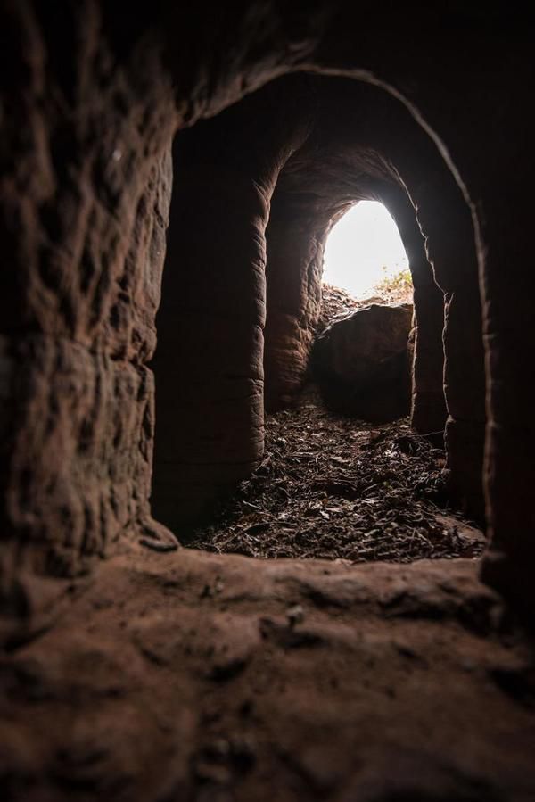 Ця кроляча нора веде в 700-річну таємну печеру лицарів-тамплієрів. На перший погляд, ця кроляча нора абсолютно не відрізняється від інших, але насправді це вхід до печери Кейнтон.