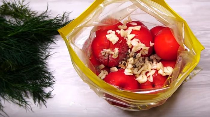 Закуска "Розум з'їш" (швидкі помідори в пакеті) - універсальна закуска на всі випадки життя!. Більш простого способу швидко замаринувати помідори не існує!