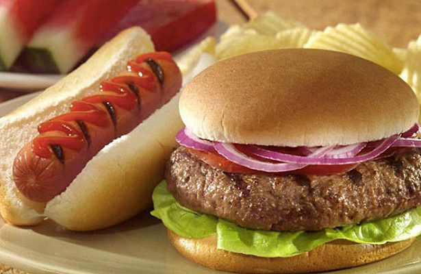 Хот-дог або гамбургер: який фастфуд менш шкідливий