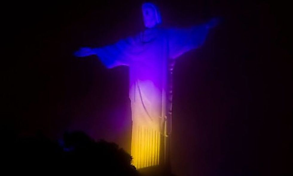 Статую Христа в Бразилії підсвітили кольорами українського прапора. Посольство України в Бразилії повідомило, що на день Незалежності підсвітили кольорами українського прапора статую Христа-  Спасителя в Ріо-де-Жанейро.