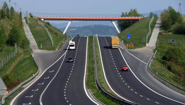 В Україні почнуть по-новому будувати дороги. Для пішоходів, автомобілістів і велосипедистів написали новий дорожній ДБН.
