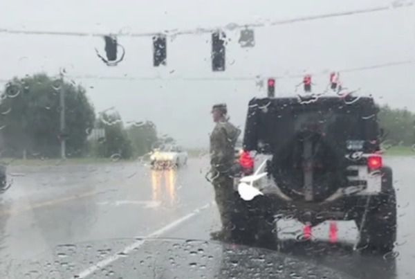 Солдат вийшов з машини і став стояти струнко. Водії думали прогнати його, поки не побачили ... Він стояв очікуючи когось, в дощ без парасольки і спроб сховатися.