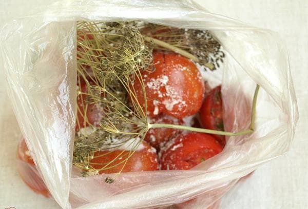 Помідори у пакетах - Смачна, гостренька закуска до вашого столу !. Помідори в пакетах - це один з найпростіших і швидких способів соління помідорів в домашніх умовах.
