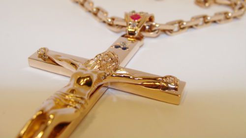 Натільний хрест — коли носити і коли знімати. Хрест — це важливий атрибут, який символізує розп'яття Христа.
