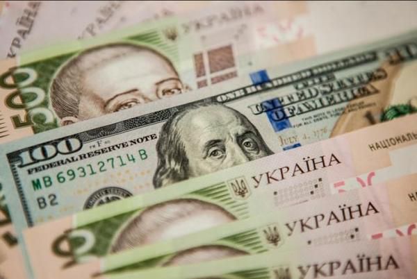 У Нацбанку заявляють, що долара за 40 гривень не буде. У Національному банку України не виключили як зміцнення гривні, так і продовження її девальвації.