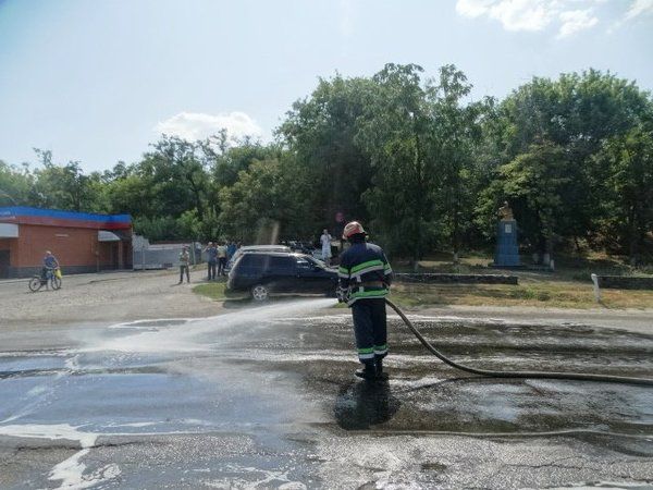 У Черкаській області в ДТП потрапила вантажівка з хімічною продукцією. Рятувальникам довелося розводити розчин, щоб хімічні концентрати не потрапили у ставок.